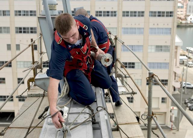 驅(qū)逐艦桅桿 寸地寸金的天線布局與通信設(shè)備維護